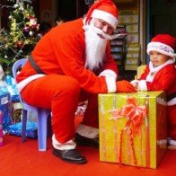 Rộn ràng dịch vụ ông già Noel tặng quà Giáng sinh
