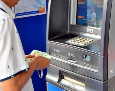 Chi tiền thưởng Tết ngay tại doanh nghiệp để chống nghẽn ATM