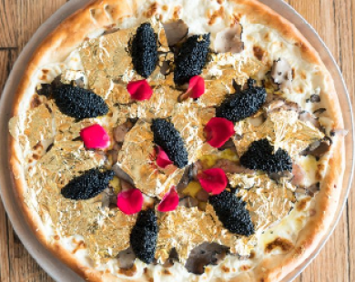Nhà giàu "đốt tiền" với món pizza dát vàng giá 2.000 USD