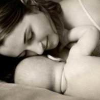 5 mẹo hay dùng sữa mẹ chữa bệnh cho trẻ