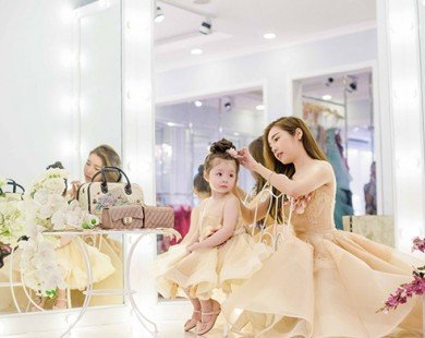 Elly Trần và con gái lại khiến fan rung rinh tim khi mặc váy đôi