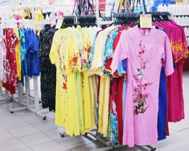 Siêu thị, shop online, chợ tạm lề đường cùng bán áo dài Tết