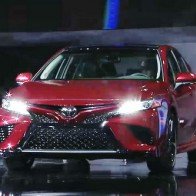 Toyota Camry 2018: Trẻ trung đến bất ngờ