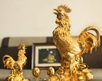 Cận cảnh món quà độc đáo tượng gà mạ vàng giá 35 triệu