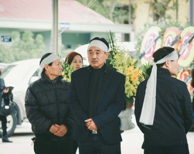 NSƯT Quốc Khánh tiều tụy, phờ phạc trong đám tang mẹ