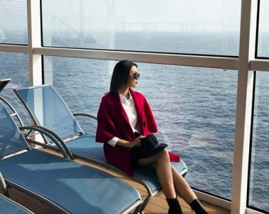 Hoa hậu Mỹ Linh, á hậu Thùy Dung khoe chân dài bên du thuyền triệu đô