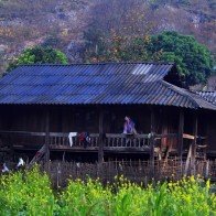 Đi chơi Tết Tây Bắc, hãy thử tắm khoáng nóng trong nhà gỗ