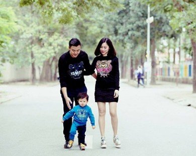 Vợ chồng MC Tuấn Tú hạnh phúc mặc áo đôi, dắt con trai đi dạo phố