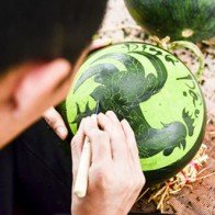 Dưa hấu khắc hình con gà hút khách dịp Tết