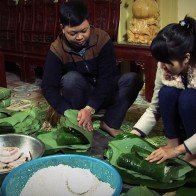 Học gói bánh chưng đơn giản cùng nghệ nhân làng nghề truyền thống Phố Lẻ