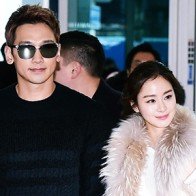 Kim Tae Hee diện váy dài, Bi Rain mặc áo phông, quần short đi chơi cùng vợ