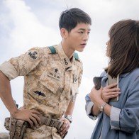 Chẳng phải suit, quân phục mới là thứ giúp sao Hàn "đốn tim" fan nhất!