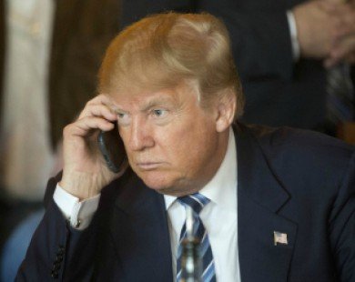 Bị ngăn cản Donald Trump vẫn “trung thành” với Galaxy S4