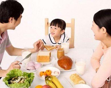 Muốn con thành đạt, mẹ nhất định phải sớm dạy con phép lịch sự trong bữa ăn