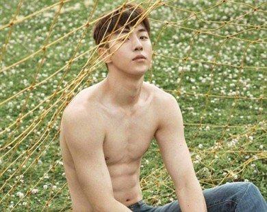 Phát sốt với loạt ảnh “cởi đồ khoe thân” cực nóng bỏng của nam thần sắp soán ngôi Lee Min Ho, Song Joong Ki