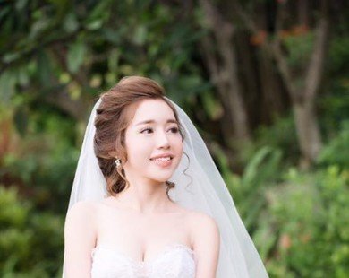 Elly Trần mặc soiree cúp ngực gợi cảm, chuẩn bị cưới chồng?