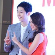 Song Joong Ki lần đầu gặp Mew Nittha, khen người đẹp Thái đầy sức hút