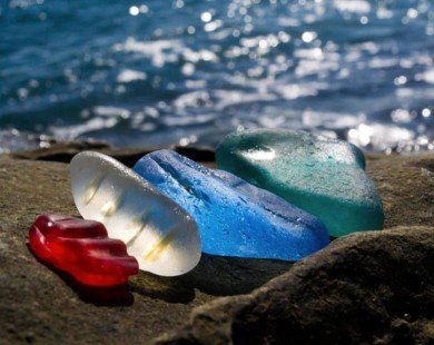 Hàng triệu mảnh chai thủy tinh bị vứt xuống biển bất ngờ tạo ra một thiên đường
