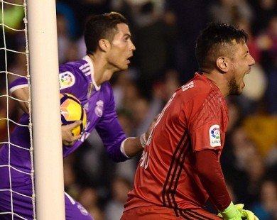 Ronaldo giúp Real lập kỉ lục trong ngày buồn trước Valencia
