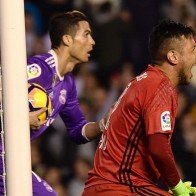 Ronaldo giúp Real lập kỉ lục trong ngày buồn trước Valencia