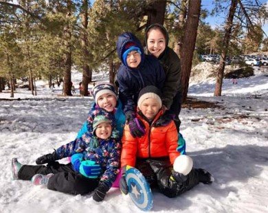 Jennifer Phạm nói gì khi sinh con được gần 2 tháng đã đi trượt tuyết?