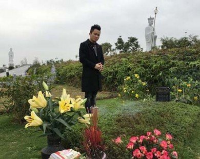 Tùng Dương hát mộc ca khúc “Hoa ban trắng” bên mộ nhạc sĩ Trần Lập