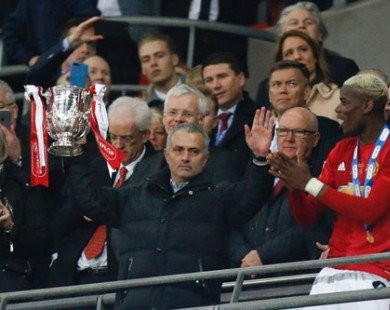 Vì sao HLV Mourinho không ăn mừng khi M.U vô địch?