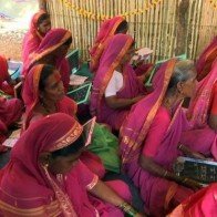 Lớp học dành cho người già tại Ấn Độ