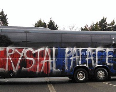 CĐV Crystal Palace phá hoại xe bus đội nhà vì nhầm là của Boro