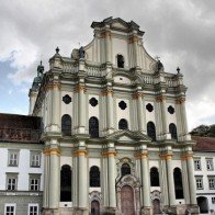 Bộ xương đính đầy vàng bạc châu báu trong nhà thờ Đức