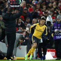 Sanchez cãi vã với đồng đội, ngán ngẩm Arsenal