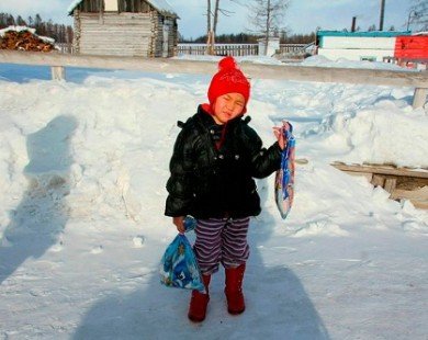 Bé gái Siberia 4 tuổi vượt chục km dọc sông băng để cứu bà