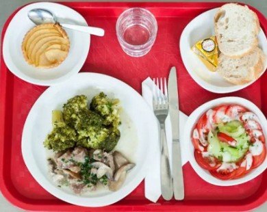 Bữa trưa giàu dinh dưỡng của học sinh Pháp