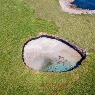 Bãi biển bí mật trong lòng vách đá