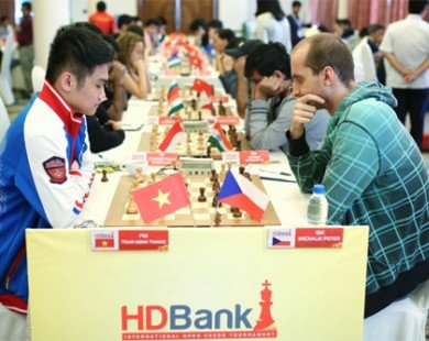 Kỳ thủ trẻ Việt Nam ghi dấu ấn ở ván ba của HDBank 2017