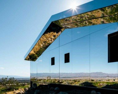 Độc đáo ngôi nhà ốp gương “tàng hình” giữa sa mạc California