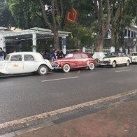 Dàn xế cổ Citroen quy tụ trên phố Hà Thành làm xe đón dâu