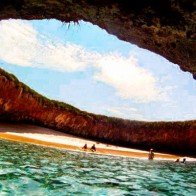 Bãi biển đẹp như mơ ẩn mình trong hang động giữa biển