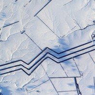 Họa tiết bí ẩn dài dằng dặc trên cánh đồng tuyết ở Nga