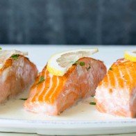 Bữa trưa sang chảnh với cá hồi sốt chanh béo ngậy