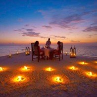 Du khách thích thú trải nghiệm xem phim trên bãi biển ở Maldives