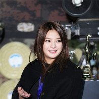 Bị chê "phát phì", Triệu Vy vẫn mặc giản dị vui vẻ đưa con gái đi chơi