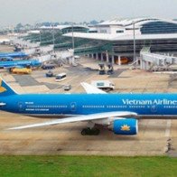 Ai được lợi khi áp giá sàn vé máy bay?