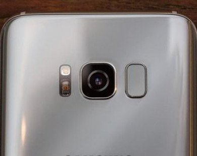 Samsung sợ Apple, vội bỏ qua lỗi thiết kế Galaxy S8