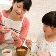 Các bước dạy trẻ kỹ năng cầm đũa