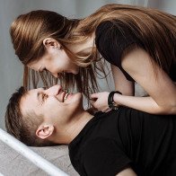 Tuyệt chiêu không cần đụng chạm mà vẫn khiến chàng "đứng ngồi không yên"