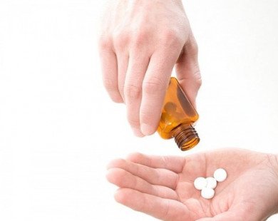 Người bệnh mạn tính cần lưu ý gì khi dùng thuốc?