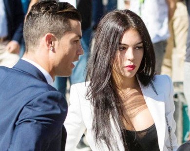 Thua El Clasico, Ronaldo “trút giận” lên bạn gái xinh đẹp