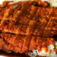 Thịt lợn cốt lết sốt cà ri giòn rụm, thơm lừng