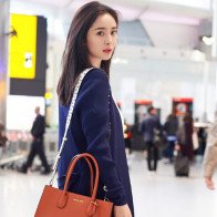 Hàng ngàn fan chầu chực dưới mưa, gây tắc nghẽn giao thông và trung tâm phải đóng cửa chỉ vì sự xuất hiện của Dương Mịch